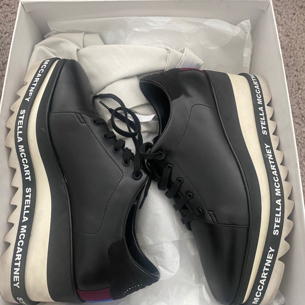 Women's Sneak Elyse Lace Up Platform Sneakers